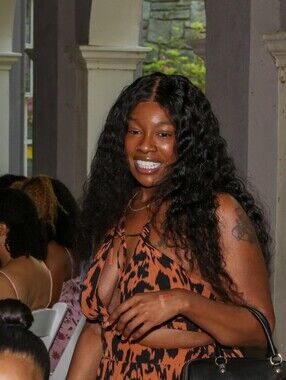 Meet your Posher, Shakia